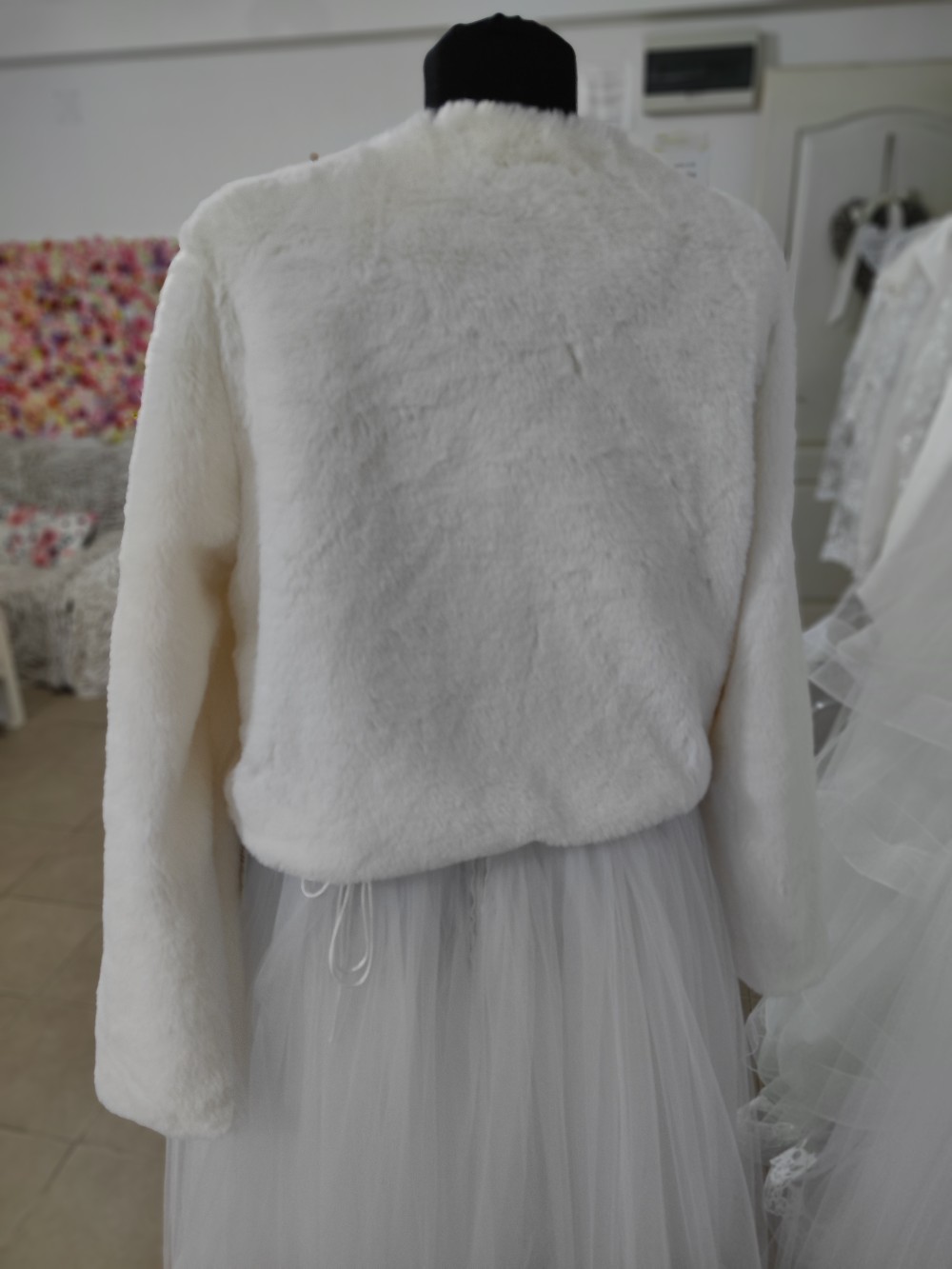 Zabar szőrös menyasszonyi kabátka