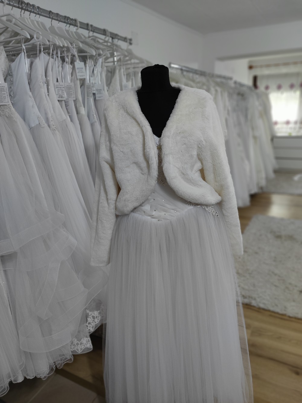 Zabar szőrös menyasszonyi kabátka