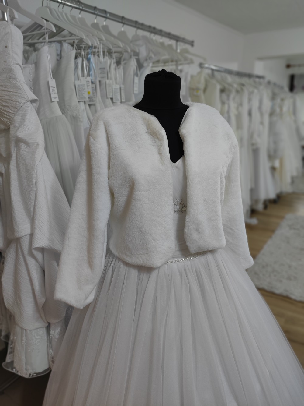 Zabar szőrös menyasszonyi kabátka