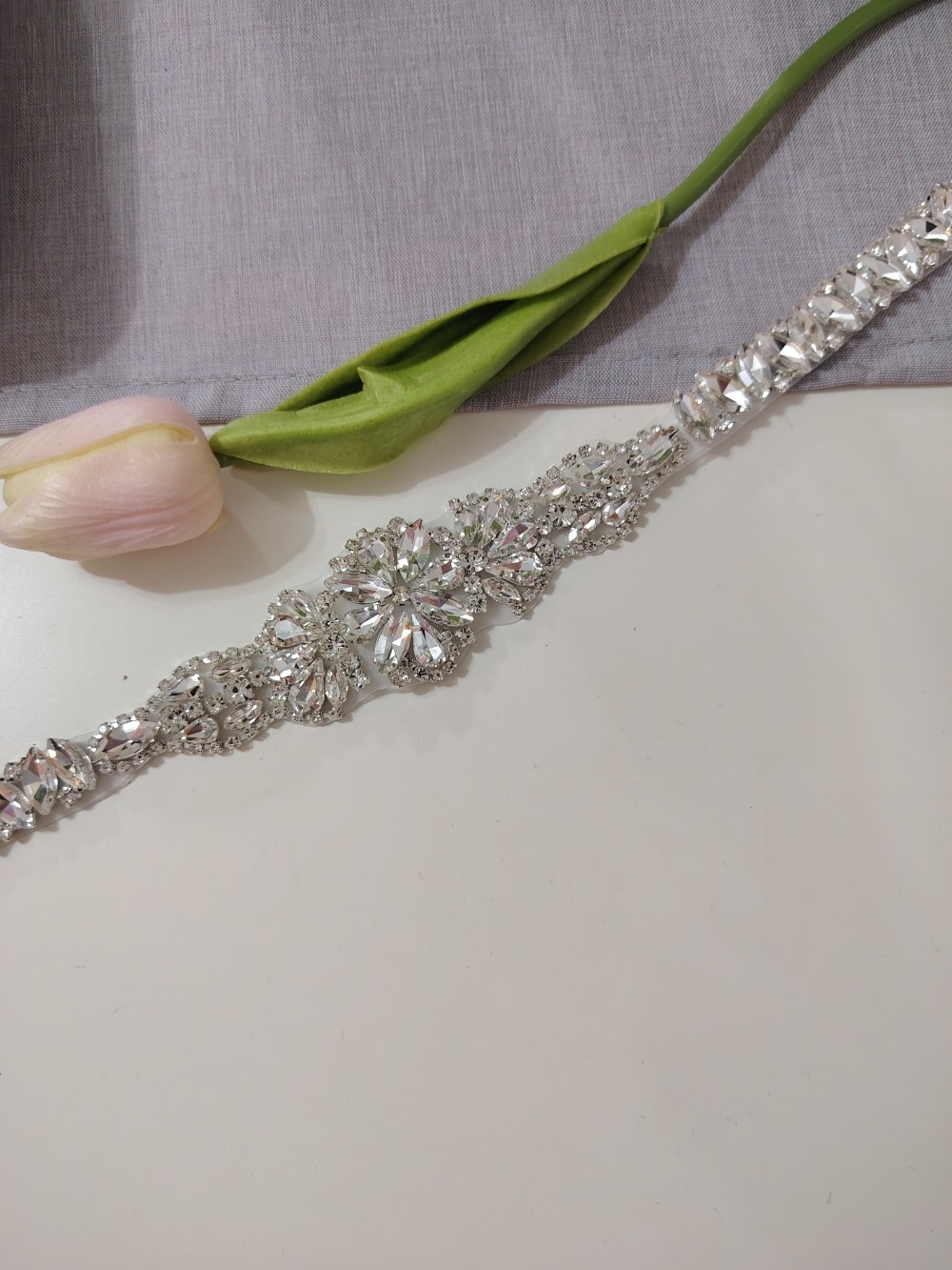 Penyige menyasszonyi szaténöv